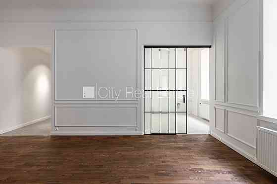 Здание во дворе, закрытый двор, гараж на одну машину, вход с улицы, стоянка Rīga