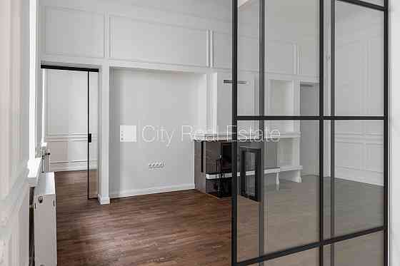 Здание во дворе, закрытый двор, гараж на одну машину, вход с улицы, стоянка Rīga