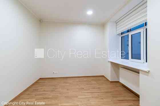 Фасадный дом, реновированный дом, благоустроенный озеленённый двор, закрытый Рига