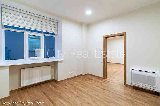 Фасадный дом, реновированный дом, благоустроенный озеленённый двор, закрытый Рига