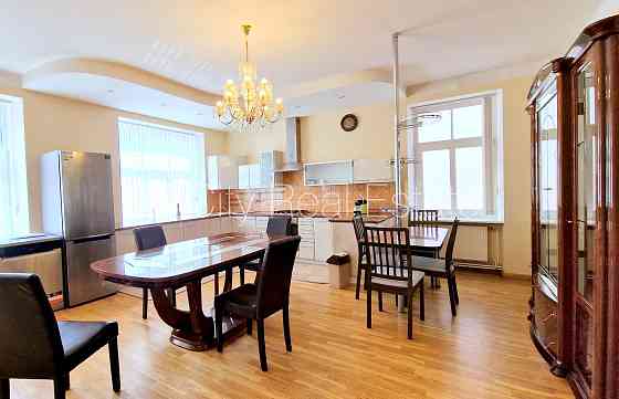 Земля в собственности, фасадный дом, реновированный дом, кирпичные стены, фасад с Рига