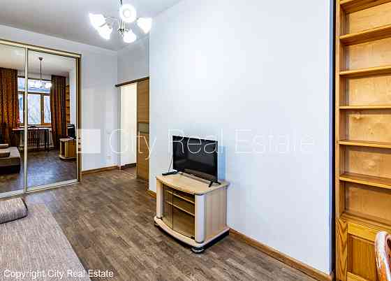 Дом во дворе, закрытый двор, объект охраняет физическая охрана, вход со двора, во Рига