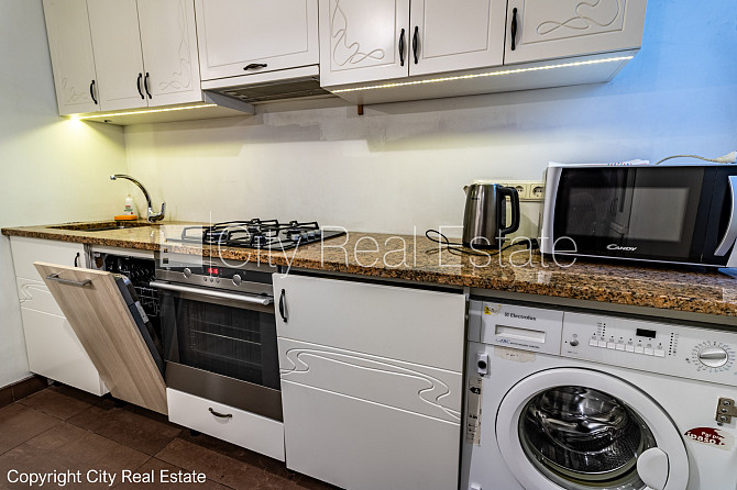 Дом во дворе, закрытый двор, объект охраняет физическая охрана, вход со двора, во Рига - изображение 12