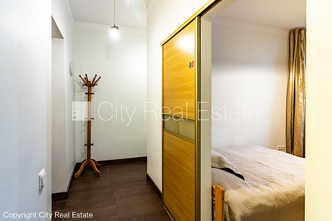 Дом во дворе, закрытый двор, объект охраняет физическая охрана, вход со двора, во Рига - изображение 10