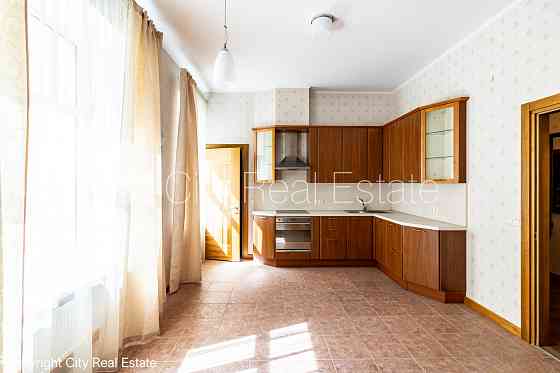 Фасадный дом, реновированный дом, закрытый двор, место для машины, вход с улицы и Рига