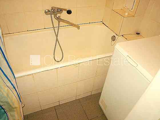 Дом во дворе, реновированный дом, благоустроенный озеленённый двор, закрытый Рига