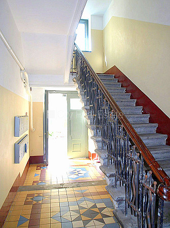 Дом во дворе, реновированный дом, фасад отделанный декоративным кирпечём, Рига - изображение 9