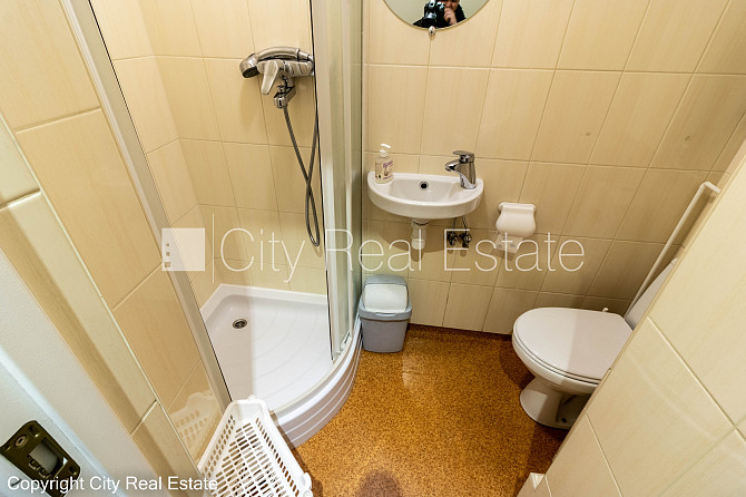 Fasādes māja, ir lifts, kāpņu telpa pēc kapitālā remonta, istabas izolētas 2 gab., studio Rīga - foto 12