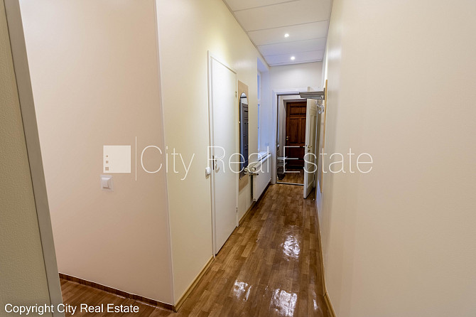 Fasādes māja, ir lifts, kāpņu telpa pēc kapitālā remonta, istabas izolētas 2 gab., studio Rīga - foto 11