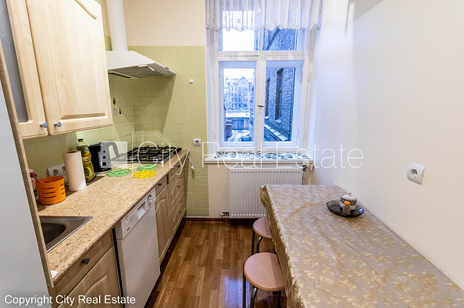 Fasādes māja, ir lifts, kāpņu telpa pēc kapitālā remonta, istabas izolētas 2 gab., studio Rīga - foto 9