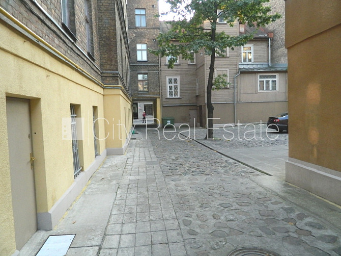 Fasādes māja, ir lifts, kāpņu telpa pēc kapitālā remonta, istabas izolētas 2 gab., studio Rīga - foto 17