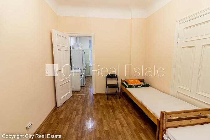 Fasādes māja, ir lifts, kāpņu telpa pēc kapitālā remonta, istabas izolētas 2 gab., studio Rīga - foto 6