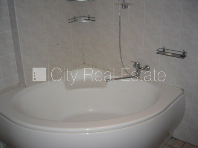 Logi vērsti uz ielas pusi, plašs skats no loga, mājā mainīta jauna elektroinstalācija, mājā Rīga - foto 8