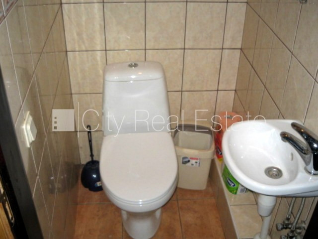 Logi vērsti uz ielas pusi, plašs skats no loga, mājā mainīta jauna elektroinstalācija, mājā Rīga - foto 10