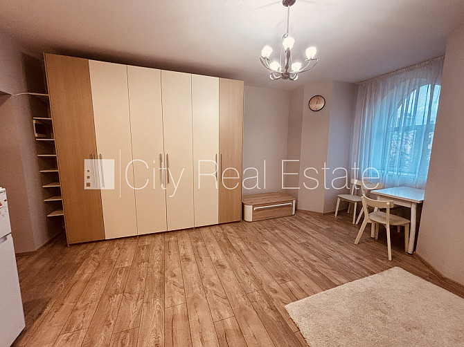 Logi vērsti uz ielas pusi, plašs skats no loga, mājā mainīta jauna elektroinstalācija, mājā Rīga - foto 11