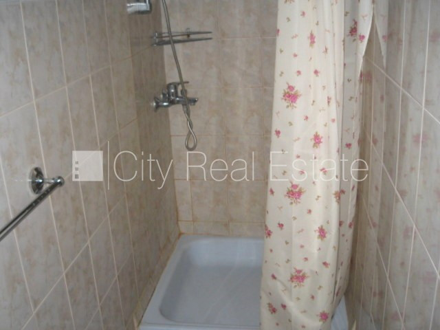 Logi vērsti uz ielas pusi, plašs skats no loga, mājā mainīta jauna elektroinstalācija, mājā Rīga - foto 9