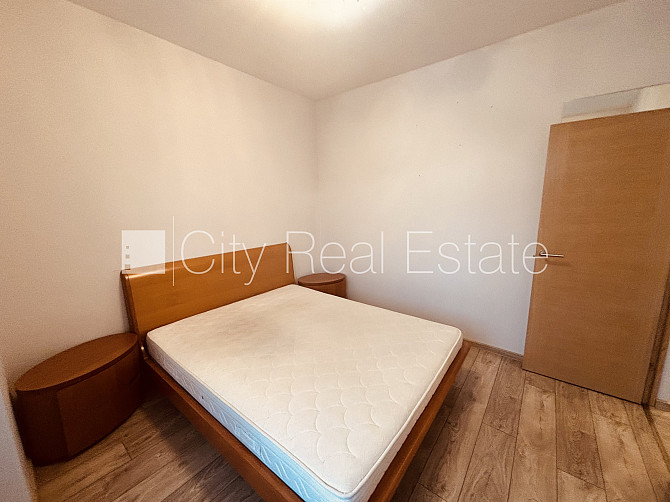 Logi vērsti uz ielas pusi, plašs skats no loga, mājā mainīta jauna elektroinstalācija, mājā Rīga - foto 17