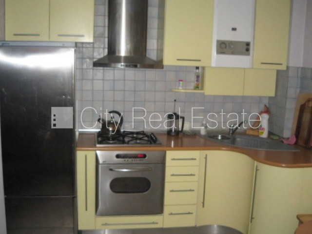 Logi vērsti uz ielas pusi, plašs skats no loga, mājā mainīta jauna elektroinstalācija, mājā Rīga - foto 6