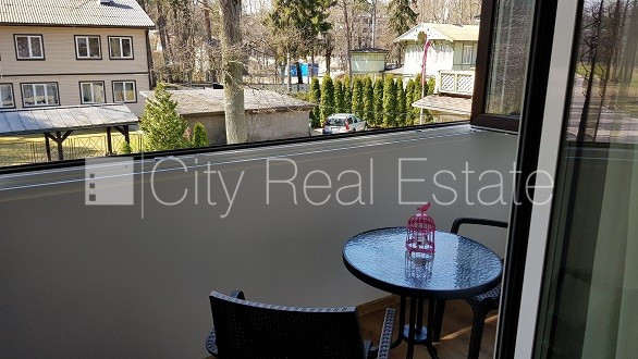 Iežogota teritorija, vieta automašīnai, terase, istabas izolētas 2 gab., studio tipa, virtuve Jūrmala - foto 10