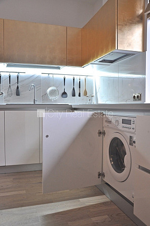 Iežogota teritorija, vieta automašīnai, terase, istabas izolētas 2 gab., studio tipa, virtuve Jūrmala - foto 3