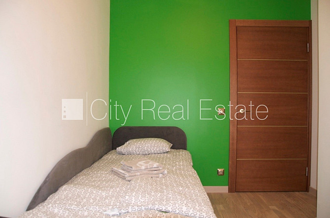 Iežogota teritorija, vieta automašīnai, terase, istabas izolētas 2 gab., studio tipa, virtuve Jūrmala - foto 6