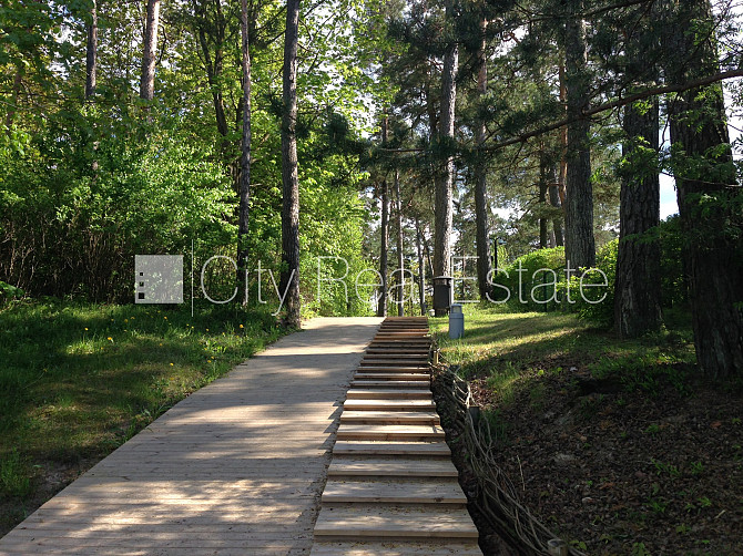 Iežogota teritorija, vieta automašīnai, terase, istabas izolētas 2 gab., studio tipa, virtuve Jūrmala - foto 12