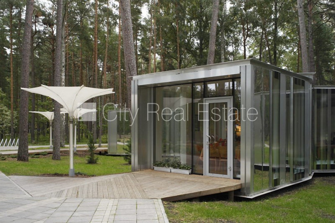 Iežogota teritorija, vieta automašīnai, terase, istabas izolētas 2 gab., studio tipa, virtuve Jūrmala - foto 14