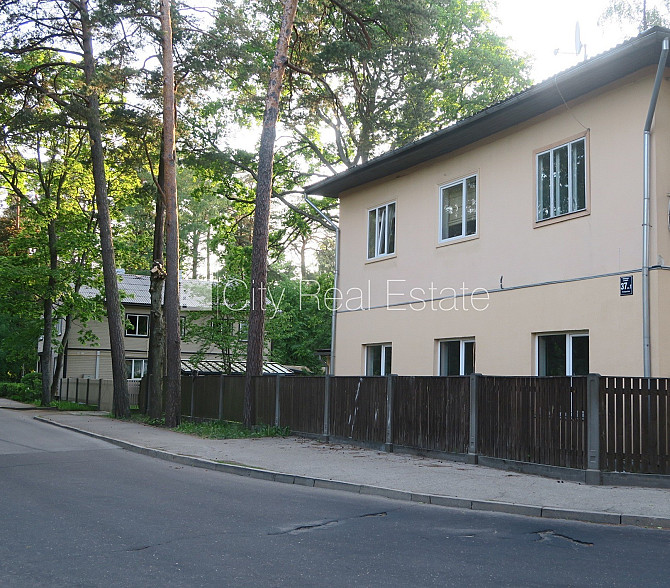 Iežogota teritorija, vieta automašīnai, terase, istabas izolētas 2 gab., studio tipa, virtuve Jūrmala - foto 11