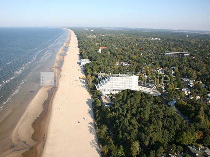 Iežogota teritorija, vieta automašīnai, terase, istabas izolētas 2 gab., studio tipa, virtuve Jūrmala - foto 13