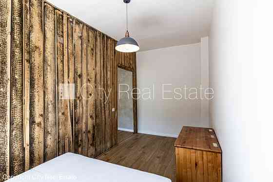 Фасадный дом, реновированный дом, подъездная дорога покрыта брущаткoй, одна Рига