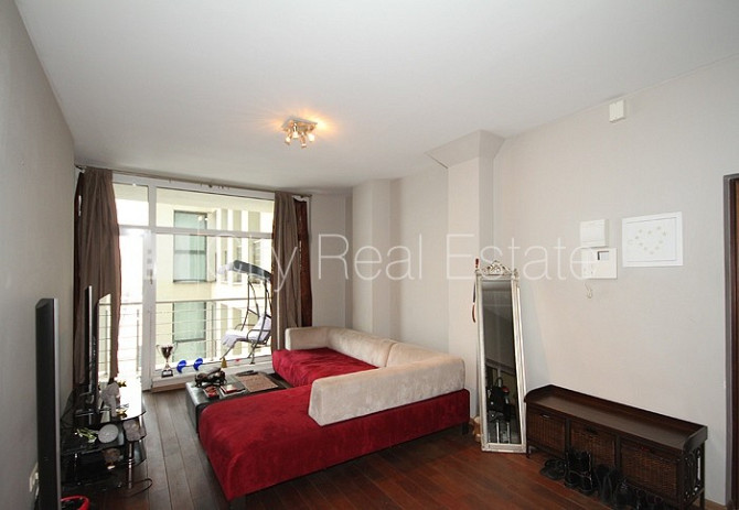 Zeme īpašumā, jaunceltne, ir lifts, kāpņu telpa pēc kapitālā remonta, balkons, viena istaba Rīga - foto 1