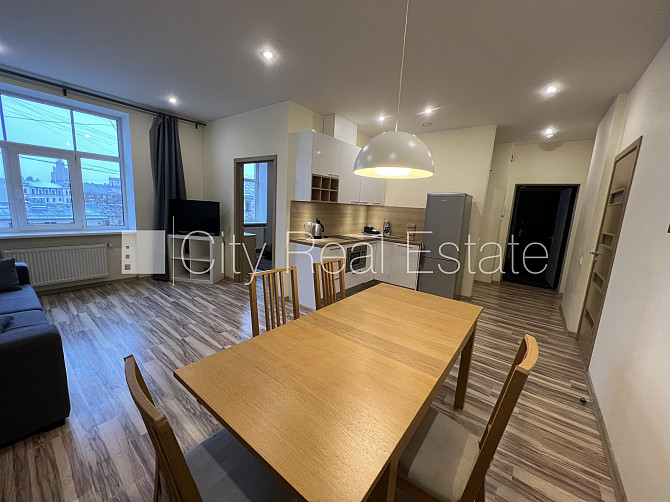 Fasādes māja, renovēta māja, labiekārtota apzaļumota teritorija, slēgts pagalms, iespēja Rīga - foto 1