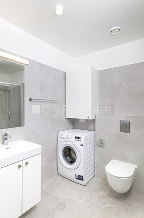 Jaunceltne, labiekārtots apzaļumots pagalms, garāža vienai automašīnai, ir lifts, balkons, Rīga - foto 13