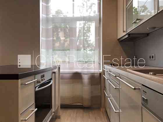 Фасадный дом, место для машины, лестничная клетка после косметического ремонта, Rīga