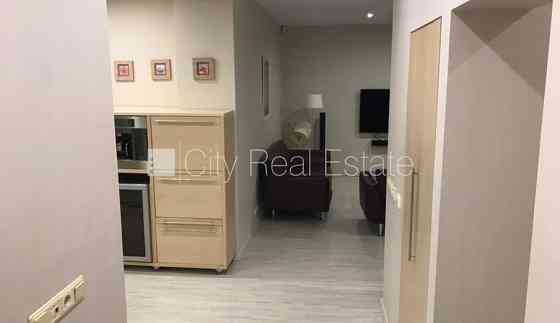 Фасадный дом, место для машины, лестничная клетка после косметического ремонта, Rīga