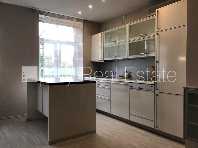 Fasādes māja, vieta automašīnai, kāpņu telpa pēc kosmētiskā remonta, istabas izolētas, Rīga - foto 3