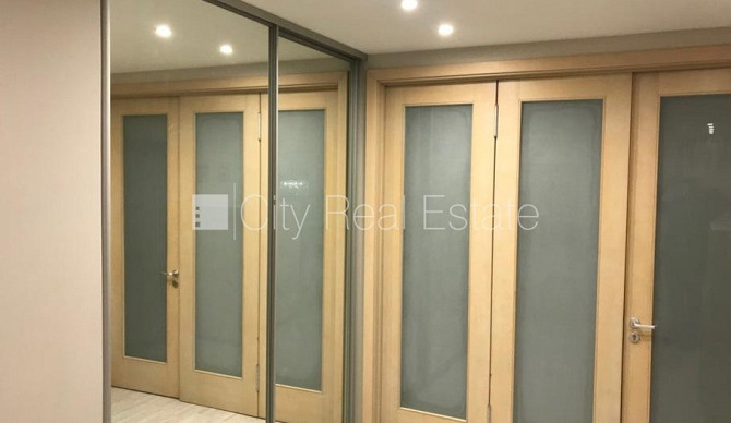 Fasādes māja, vieta automašīnai, kāpņu telpa pēc kosmētiskā remonta, istabas izolētas, Rīga - foto 16