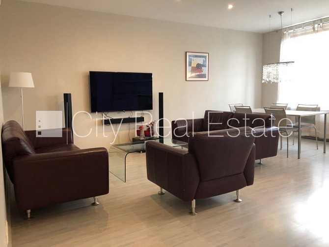 Fasādes māja, vieta automašīnai, kāpņu telpa pēc kosmētiskā remonta, istabas izolētas, Rīga - foto 1