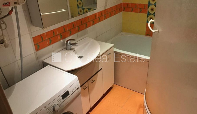 Fasādes māja, vieta automašīnai, kāpņu telpa pēc kosmētiskā remonta, istabas izolētas, Rīga - foto 13