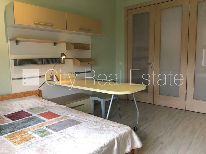 Fasādes māja, vieta automašīnai, kāpņu telpa pēc kosmētiskā remonta, istabas izolētas, Rīga - foto 11