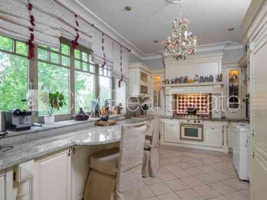 Земля в собственности, фасадный дом, реновированный дом, кирпичные стены, фасад с Rīga