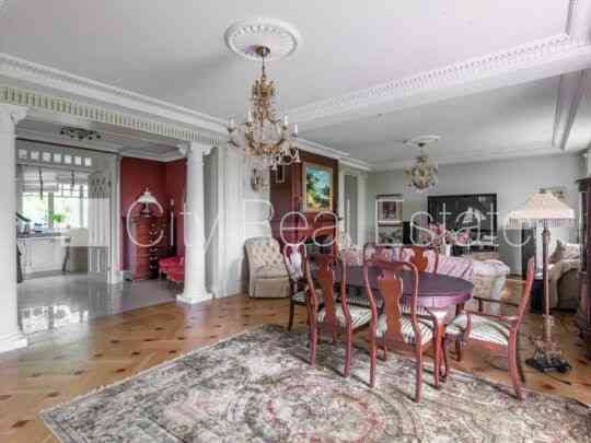 Земля в собственности, фасадный дом, реновированный дом, кирпичные стены, фасад с Rīga