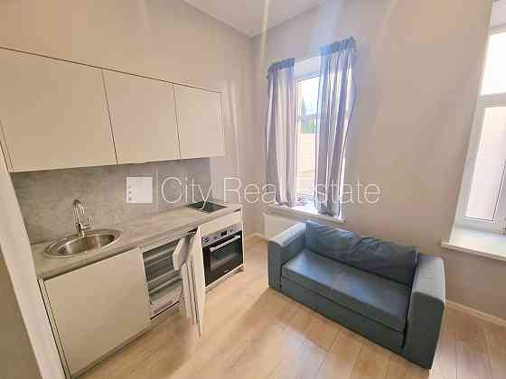 Здание во дворе, фасадный дом, реновированный дом, закрытый двор, вход с улицы и со Rīga