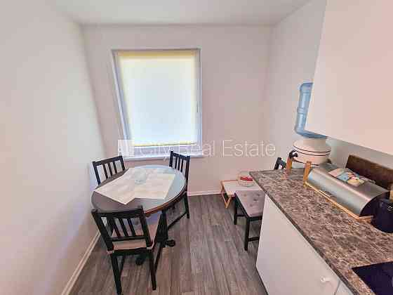 Земля в собственности, фасадный дом, вход с улицы, лифт, лоджия, окна выходят во Rīga