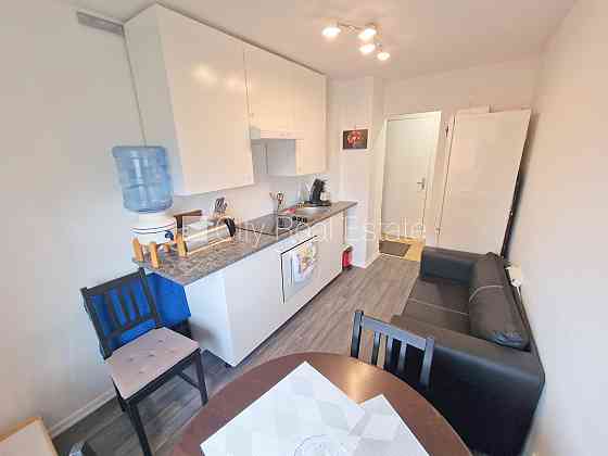 Земля в собственности, фасадный дом, вход с улицы, лифт, лоджия, окна выходят во Rīga