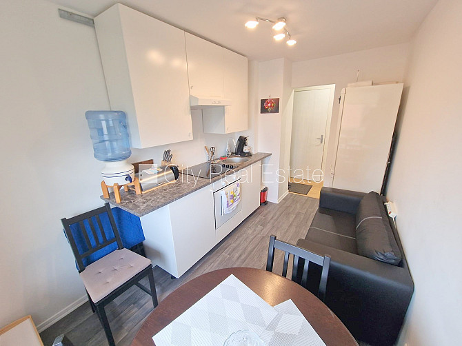 Zeme īpašumā, fasādes māja, ieeja no ielas, ir lifts, lodžija, logi vērsti uz pagalma pusi, Rīga - foto 2