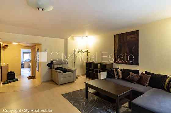 Фасадный дом, реновированный дом, вход с улицы, лестничная клетка после Rīga