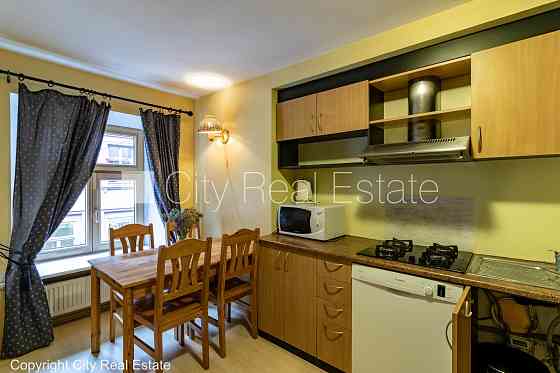 Фасадный дом, реновированный дом, вход с улицы, лестничная клетка после Rīga