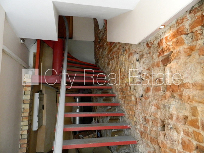 Fasādes māja, renovēta māja, ieeja no ielas, kāpņu telpa pēc kosmētiskā remonta, logi Rīga - foto 12