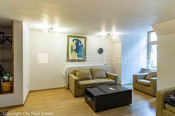 Фасадный дом, реставрированный дом, вход с улицы, мансарда, окна выходят в обе Rīga